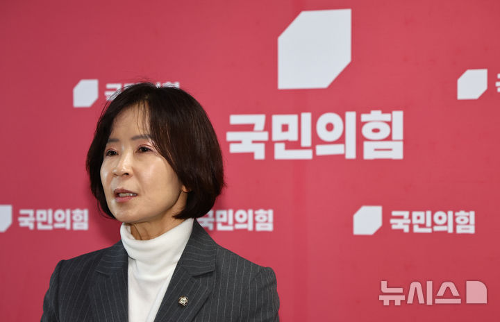 [서울=뉴시스] 김명년 기자 = 최수진 국민의힘 원내수석대변인이 21일 오전 서울 여의도 국회에서 '원내대표-초선 의원 모임'이 끝난 후 기자회견하고 있다. 2026.01.21. kmn@newsis.com