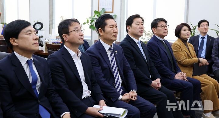 與 지도부, 오전 일정 생략하고 李대통령 신년회견 합동 시청