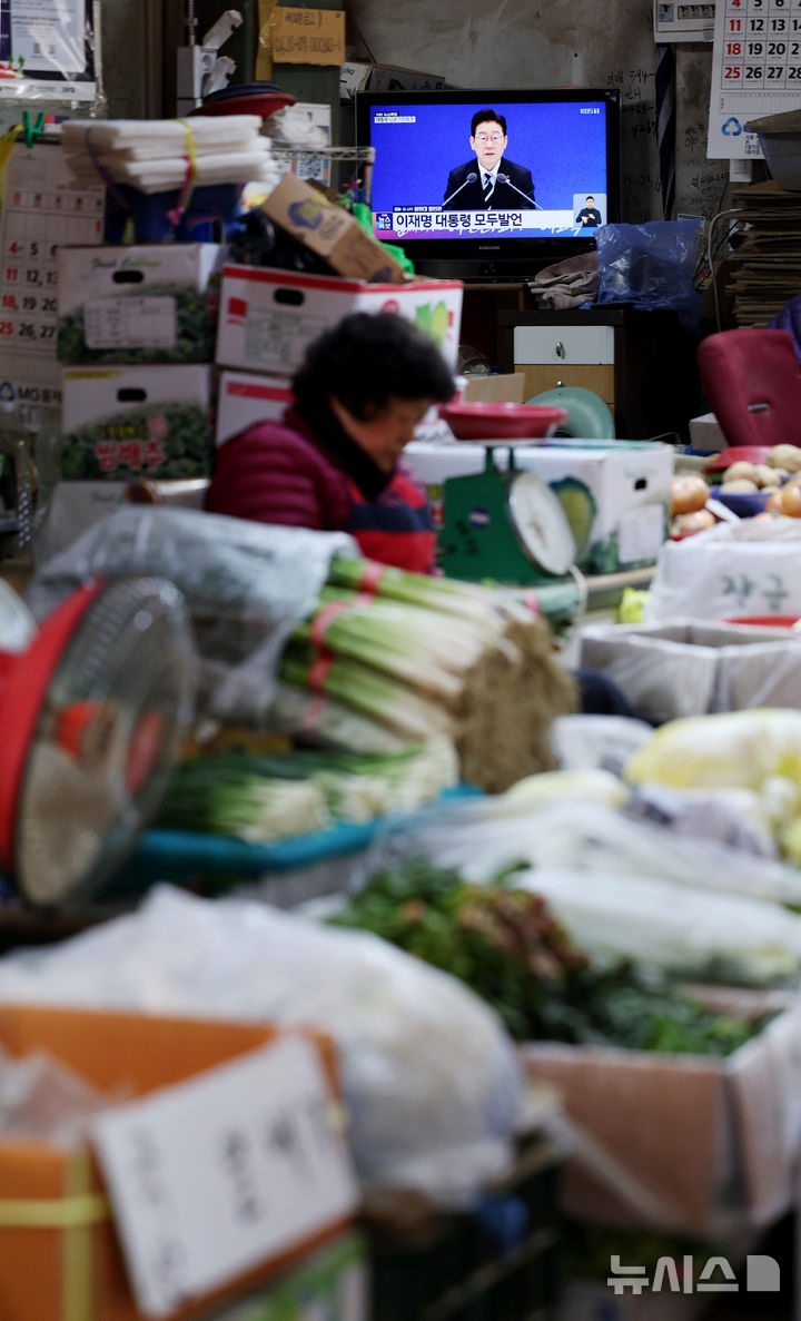 [서울=뉴시스] 김진아 기자 = 21일 서울 서대문구 인왕시장의 한 상점에 이재명 대통령의 신년 기자회견이 TV를 통해 생중계 되고 있다. 2026.01.21. bluesoda@newsis.com