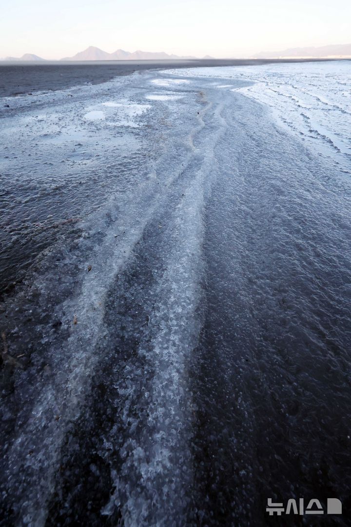  [부산=뉴시스] 하경민 기자 = 전국에 한파가 덮친 21일 부산 사하구 다대포해수욕장 백사장 일부에 바닷물이 얼어 있다. 2026.01.21. yulnetphoto@newsis.com