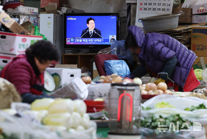 [서울=뉴시스] 김진아 기자 = 21일 서울 서대문구 인왕시장의 한 상점에 이재명 대통령의 신년 기자회견이 TV를 통해 생중계 되고 있다. 2026.01.21. bluesoda@newsis.com