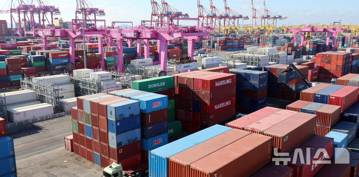 [인천=뉴시스] 전진환 기자 = 인천 연수구 인천신항 컨테이너 터미널에 컨테이너가 쌓여 있다. 2026.01.21. amin2@newsis.com