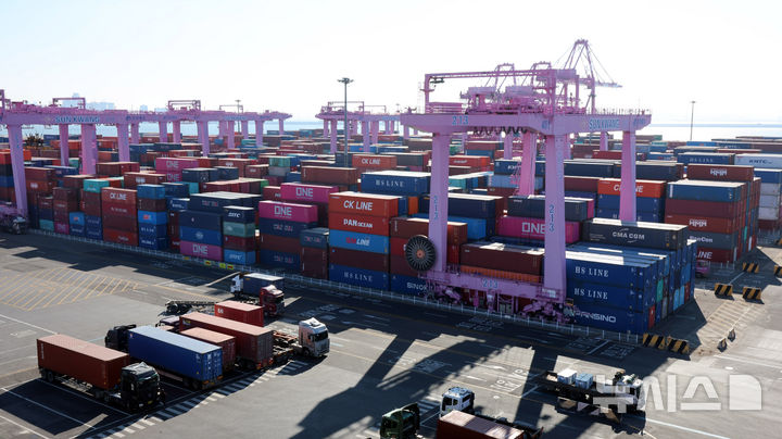 [인천=뉴시스] 전진환 기자 = 인천 연수구 인천신항 컨테이너 터미널에 컨테이너가 쌓여 있다. 2026.01.21. amin2@newsis.com