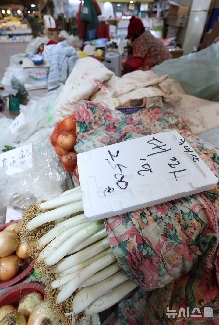 [서울=뉴시스] 김진아 기자 = 한파가 계속되고 있는 21일 서울 서대문구 인왕시장에서 상인들이 채소에 비닐과 이불을 덮어두고 있다. 2026.01.21. bluesoda@newsis.com