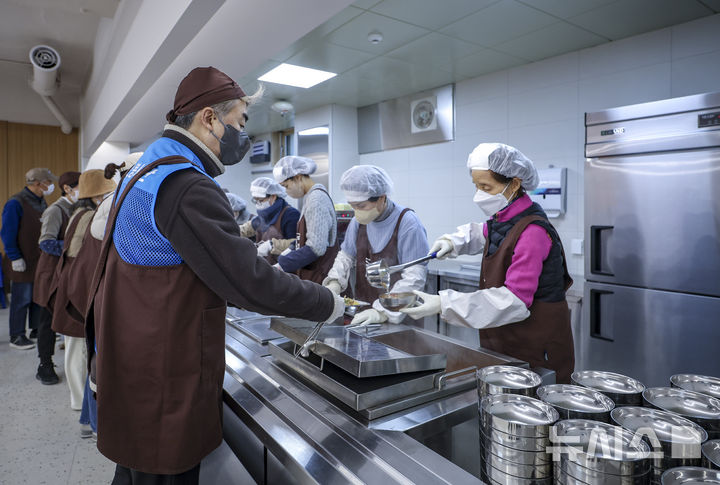 최강 한파 녹인 따뜻한 한 끼 나눔…뉴시스, 명동밥집 무료급식 봉사