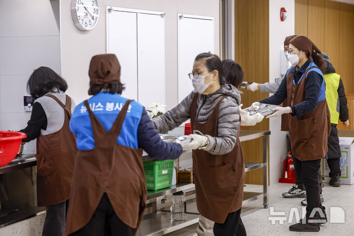 명동밥집 무료급식소 봉사활동하는 뉴시스 봉사단 - 뉴스 썸네일 이미지