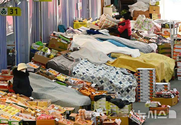 [수원=뉴시스] 김종택 기자 = 전국적으로 매서운 한파가 이어지고 있는 21일 경기 수원시 권선구 수원농수산물도매시장 과일동에 동파 방지를 위해 보온 담요가 씌워져 있다. 2026.01.21. jtk@newsis.com