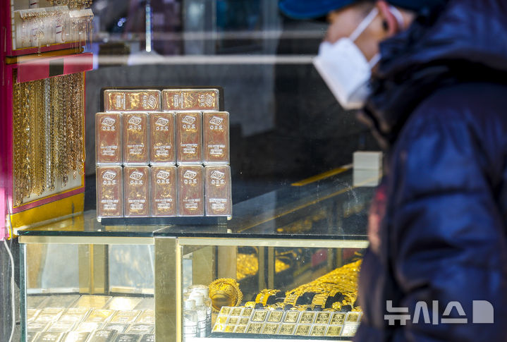 [서울=뉴시스] 정병혁 기자 = 21일 서울시내 금은방에 골드바와 실버바가 진열되어 있다. 도널드 트럼프 미국 대통령이 그린란드 확보를 위해 유럽 국가들에 대한 추가 관세 부과를 예고한 가운데 금과 은 가격이 치솟고있다. 금 현물 가격은 장중 사상 처음으로 온스당 4800달러를 돌파했다. 금 현물 가격은 이번 달에만 10% 이상 상승하며 연일 사상 최고치를 경신하고 있다. 2026.01.21. jhope@newsis.com