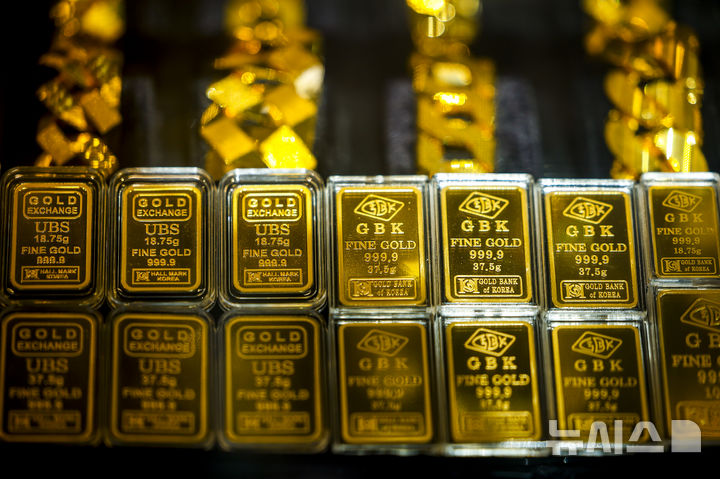 [서울=뉴시스] 정병혁 기자 = 21일 서울시내 금은방에 골드바가 진열되어 있다. 도널드 트럼프 미국 대통령이 그린란드 확보를 위해 유럽 국가들에 대한 추가 관세 부과를 예고한 가운데 금과 은 가격이 치솟고있다. 금 현물 가격은 장중 사상 처음으로 온스당 4800달러를 돌파했다. 금 현물 가격은 이번 달에만 10% 이상 상승하며 연일 사상 최고치를 경신하고 있다. 2026.01.21. jhope@newsis.com