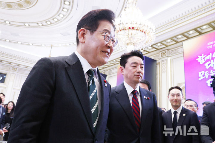 [서울=뉴시스] 고범준 기자 = 이재명 대통령이 21일 청와대 영빈관에서 열린 2026년 신년 기자회견을 마친 뒤 이동하고 있다. 2026.01.21. bjko@newsis.com