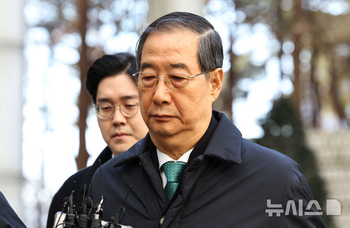 [서울=뉴시스] 최진석 기자 = 12·3 비상계엄 관련 내란 방조 등 혐의를 받는 한덕수 전 국무총리가 21일 서울 서초구 서울중앙지법에서 열린 1심 선고공판에 출석하고 있다. 2026.01.21. myjs@newsis.com