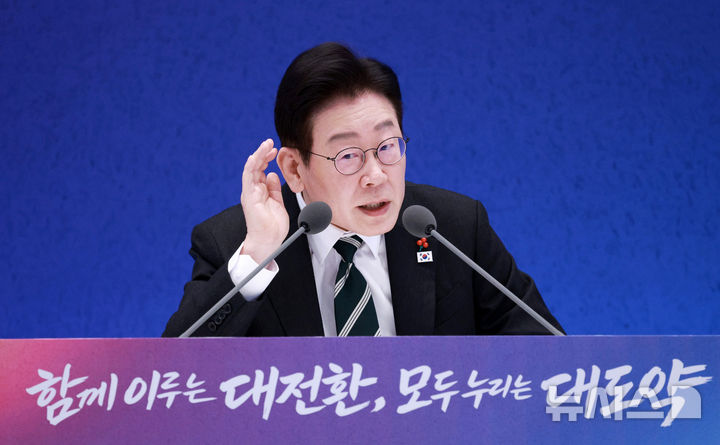 [서울=뉴시스] 고범준 기자 = 이재명 대통령이 21일 청와대 영빈관에서 열린 2026년 신년 기자회견에서 발언하고 있다. 2026.01.21. bjko@newsis.com