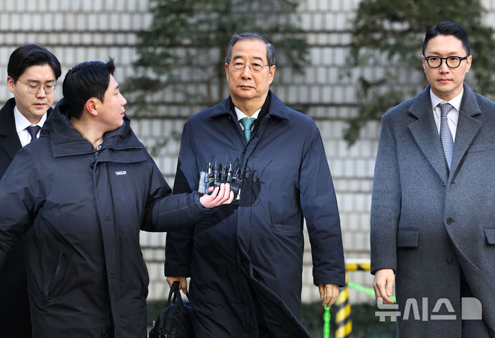 [서울=뉴시스] 최진석 기자 = 12·3 비상계엄 관련 내란 방조 등 혐의를 받는 한덕수 전 국무총리가 21일 서울 서초구 서울중앙지법에서 열린 1심 선고공판에 출석하고 있다. 2026.01.21. myjs@newsis.com