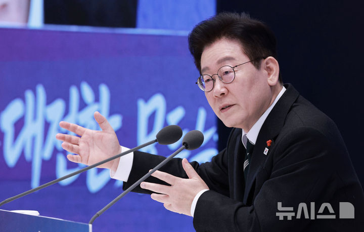 [서울=뉴시스] 고범준 기자 = 이재명 대통령이 21일 청와대 영빈관에서 열린 2026년 신년 기자회견에서 발언하고 있다. 2026.01.21. bjko@newsis.com