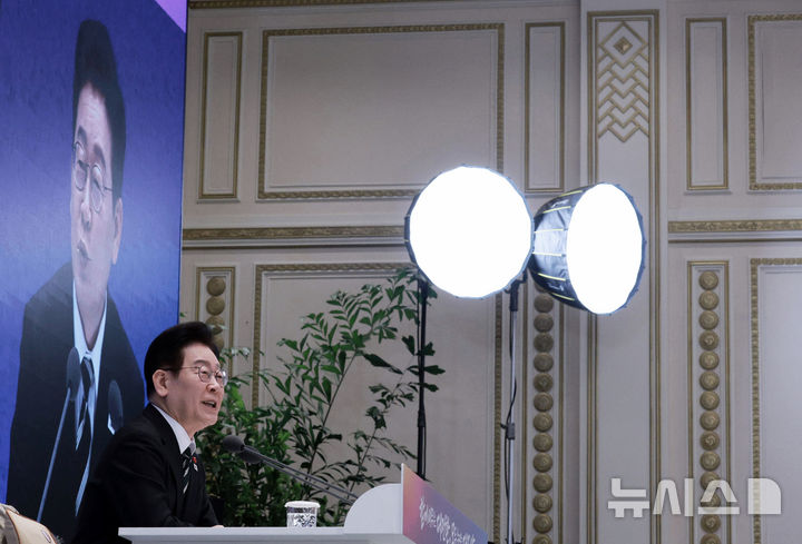 [서울=뉴시스] 고범준 기자 = 이재명 대통령이 21일 청와대 영빈관에서 열린 2026년 신년 기자회견에서 발언하고 있다. 2026.01.21. bjko@newsis.com