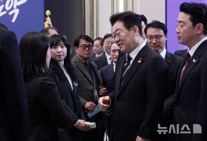 [서울=뉴시스] 고범준 기자 = 이재명 대통령이 21일 청와대 영빈관에서 열린 2026년 신년 기자회견을 마치고 기자들과 인사를 하고 있다. 2026.01.21. bjko@newsis.com