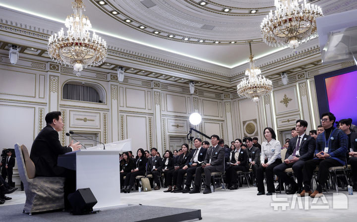 [서울=뉴시스] 고범준 기자 = 이재명 대통령이 21일 청와대 영빈관에서 열린 2026년 신년 기자회견에서 발언하고 있다. 2026.01.21. bjko@newsis.com