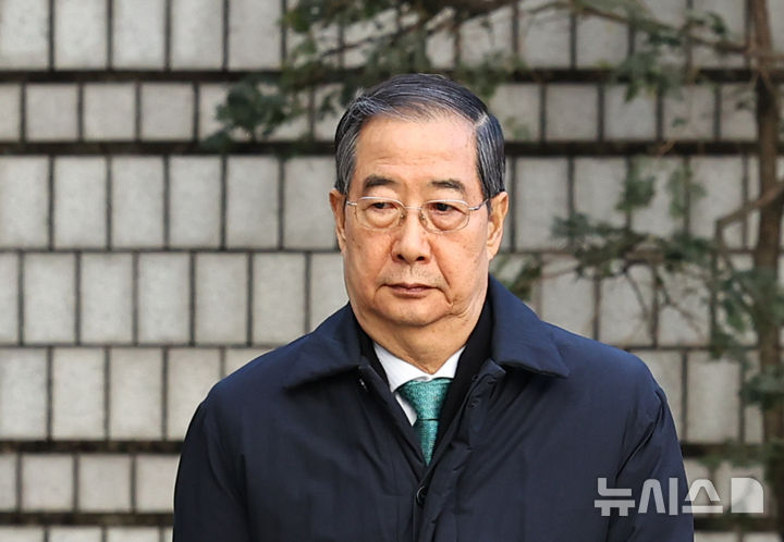 한덕수, '징역 23년 선고' 이진관 판사 다시 대면…짧게 목례