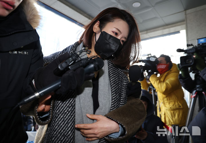 [서울=뉴시스] 김진아 기자 = 더불어민주당을 탈당한 김병기 의원의 측근으로 알려진 이지희 동작구의회 부의장이 21일 서울 마포구 서울경찰청 광역수사단 공공범죄수사대에 정치자금법 위반 혐의로 조사를 받기 위해 출석하고 있다. 이 부의장은 김 의원의 공천현금 수수와 차남 숭실대 특혜 편입 의혹에 연루된 혐의를 받고 있다. 2026.01.21. bluesoda@newsis.com