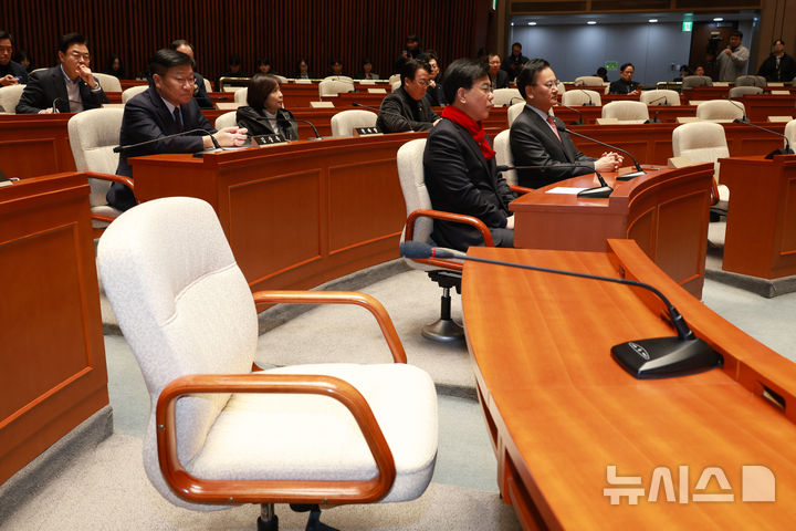 [서울=뉴시스] 고승민 기자 = 21일 서울 여의도 국회에서 열린 긴급 의원총회에서 장동혁 대표의 자리가 비어 있다. 2026.01.21. kkssmm99@newsis.com