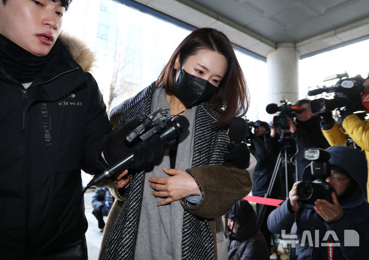 [서울=뉴시스] 김진아 기자 = 더불어민주당을 탈당한 김병기 의원의 측근으로 알려진 이지희 동작구의회 부의장이 21일 서울 마포구 서울경찰청 광역수사단 공공범죄수사대에 정치자금법 위반 혐의로 조사를 받기 위해 출석하고 있다.&nbsp; 이 부의장은 김 의원의 공천현금 수수와 차남 숭실대 특혜 편입 의혹에 연루된 혐의를 받고 있다. 2026.01.21. bluesoda@newsis.com