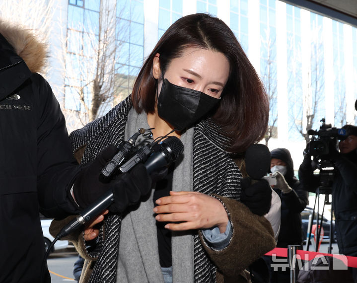 '김병기 측근' 이지희 동작구의회 부의장, 묵묵부답한 채 경찰 출석 [뉴시스Pic]