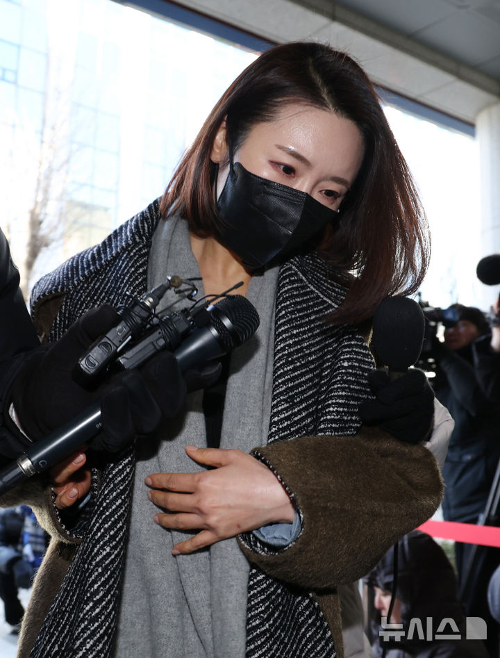 [서울=뉴시스] 김진아 기자 = 더불어민주당을 탈당한 김병기 의원의 측근으로 알려진 이지희 동작구의회 부의장이 21일 서울 마포구 서울경찰청 광역수사단 공공범죄수사대에 정치자금법 위반 혐의로 조사를 받기 위해 출석하고 있다. 이 부의장은 김 의원의 공천현금 수수와 차남 숭실대 특혜 편입 의혹에 연루된 혐의를 받고 있다. 2026.01.21. bluesoda@newsis.com