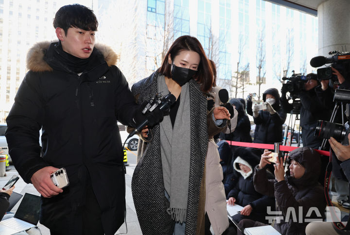 [서울=뉴시스] 김진아 기자 = 더불어민주당을 탈당한 김병기 의원의 측근으로 알려진 이지희 동작구의회 부의장이 21일 서울 마포구 서울경찰청 광역수사단 공공범죄수사대에 정치자금법 위반 혐의로 조사를 받기 위해 출석하고 있다. 이 부의장은 김 의원의 공천현금 수수와 차남 숭실대 특혜 편입 의혹에 연루된 혐의를 받고 있다. 2026.01.21. bluesoda@newsis.com