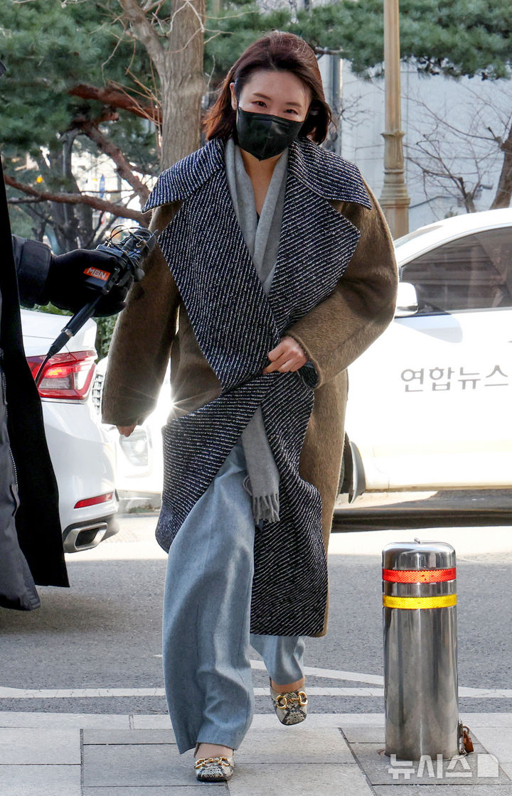 [서울=뉴시스] 김진아 기자 = 더불어민주당을 탈당한 김병기 의원의 측근으로 알려진 이지희 동작구의회 부의장이 21일 서울 마포구 서울경찰청 광역수사단 공공범죄수사대에 정치자금법 위반 혐의로 조사를 받기 위해 출석하고 있다. 이 부의장은 김 의원의 공천현금 수수와 차남 숭실대 특혜 편입 의혹에 연루된 혐의를 받고 있다. 2026.01.21. bluesoda@newsis.com