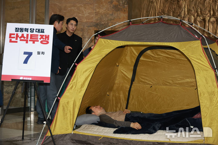 [서울=뉴시스] 고승민 기자 = 이레째 단식농성 중인 장동혁 국민의힘 대표가 21일 서울 여의도 국회 로텐더홀에 마련된 텐트 안에 누워 있다. 2026.01.21. kkssmm99@newsis.com