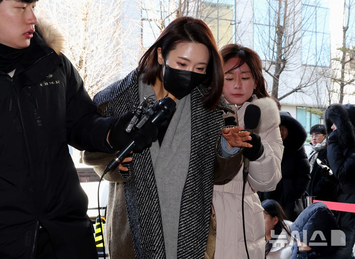 [서울=뉴시스] 김진아 기자 = 더불어민주당을 탈당한 김병기 의원의 측근으로 알려진 이지희 동작구의회 부의장이 21일 서울 마포구 서울경찰청 광역수사단 공공범죄수사대에 정치자금법 위반 혐의로 조사를 받기 위해 출석하고 있다. 이 부의장은 김 의원의 공천현금 수수와 차남 숭실대 특혜 편입 의혹에 연루된 혐의를 받고 있다. 2026.01.21. bluesoda@newsis.com
