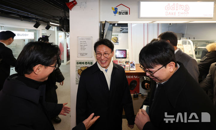 [서울=뉴시스] 김선웅 기자 = 김민석 국무총리가 21일 서울 동대문구 경동시장 청년몰에 '문화가 있는 전통시장' 간담회 참석차 방문해 입점업체를 둘러보고 있다. 2026.01.21. mangusta@newsis.com