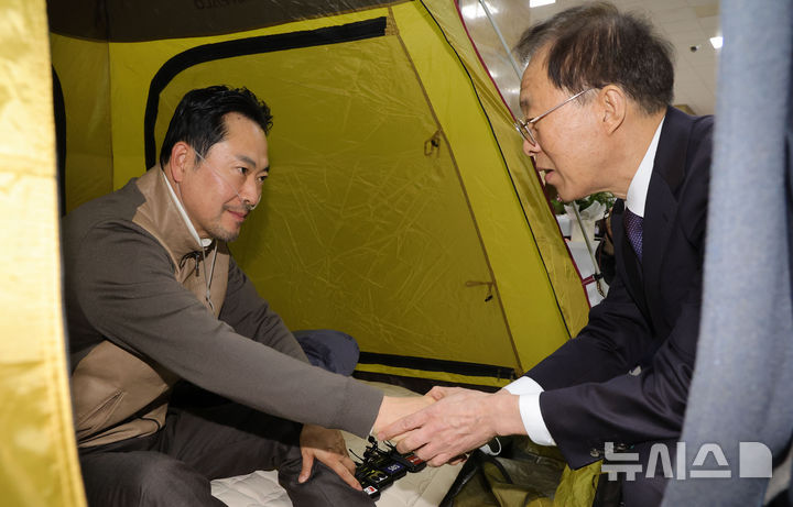 이석연 통합위원장, 장동혁 단식장 찾아 "정무수석 방문이 최소한의 예의"