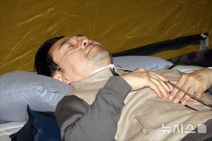 국힘, 장동혁에 단식 중단 건의…"끝까지 버틴다"고 하자 구급차 철수