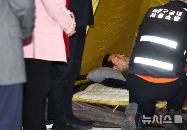 [서울=뉴시스] 김명년 기자 = 소방 구급대원이 21일 국회 로텐더홀 장동혁 국민의힘 대표 통일교·공천헌금 '쌍특검' 수용 촉구 단식 농성장에서 장 대표 상태를 확인하고 있다. 2026.01.21. kmn@newsis.com