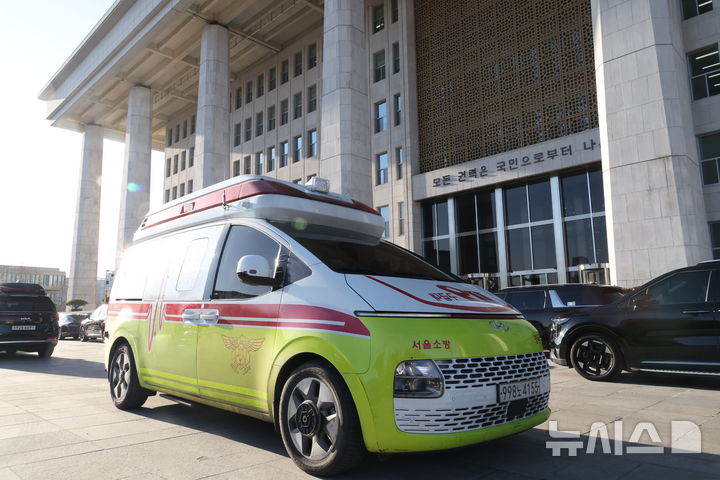 [서울=뉴시스] 조성봉 기자 = 21일 오후 서울 여의도 국회에서 일주일 째 단식농성 중인 장동혁 국민의힘 대표를 병원으로 이송하기 위해 119 구급대의 차량이 대기하고 있다. 2026.01.21. suncho21@newsis.com