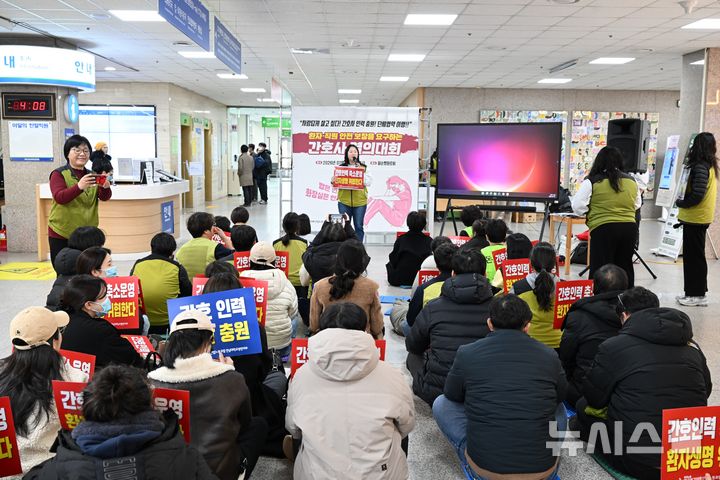 [화순=뉴시스] 이현행 기자 = 민주노총 전국보건의료노조 전남대학교병원지부가 21일 오후 전남 화순전남대병원에서 '인력 축소 철회' 간호사 결의대회를 열고 구호를 외치고 있다. 2026.01.21. lhh@newsis.com