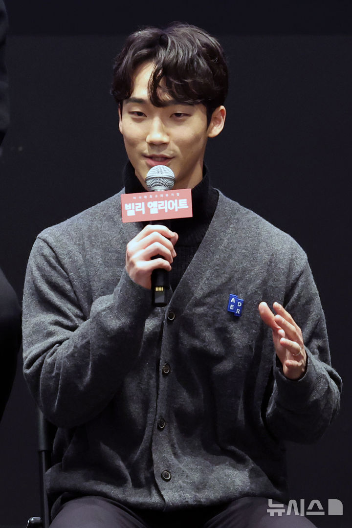 [서울=뉴시스] 박진희 기자 = 뮤지컬 '빌리 엘리어트' 출연 배우 임선우(유니버설 발레단 수석무용수)가 21일 서울 중구 충무아트센터에서 기자간담회를 하고 있다. 2026.01.21. pak7130@newsis.com