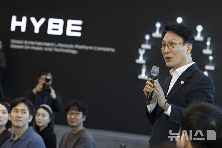 하이브 찾은 김 총리 "BTS 완전체 복귀 다시 한번 세계 놀라게 할 것"