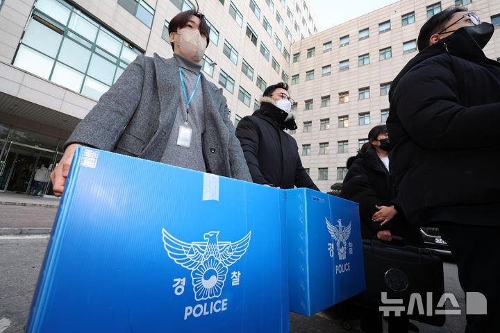 [서울=뉴시스] 황준선 기자 = 21일 군경합동조사TF가 올해 초 무인기를 만들어 북한에 날려 보냈다는 의혹을 받는 민간인 피의자들에 대한 3명의 주거지 및 사무실 등에 대해 압수수색에 돌입했다. 이날 피의자와 관련된 서울 시내 한 대학교에서 압수수색을 마친 관계자들이 압수품을 들고 나서고 있다. 2026.01.21. hwang@newsis.com