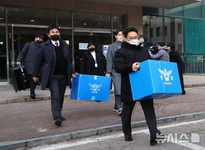 [서울=뉴시스] 황준선 기자 = 21일 군경합동조사TF가 올해 초 무인기를 만들어 북한에 날려 보냈다는 의혹을 받는 민간인 피의자들에 대한 3명의 주거지 및 사무실 등에 대해 압수수색에 돌입했다. 이날 피의자와 관련된 서울 시내 한 대학교에서 압수수색을 마친 관계자들이 압수품을 들고 나서고 있다. 2026.01.21. hwang@newsis.com
