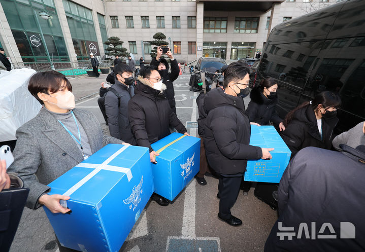 [서울=뉴시스] 황준선 기자 = 21일 군경합동조사TF가 올해 초 무인기를 만들어 북한에 날려 보냈다는 의혹을 받는 민간인 피의자들에 대한 3명의 주거지 및 사무실 등에 대해 압수수색에 돌입했다. 이날 피의자와 관련된 서울 시내 한 대학교에서 압수수색을 마친 관계자들이 압수품을 들고 나서고 있다. 2026.01.21. hwang@newsis.com