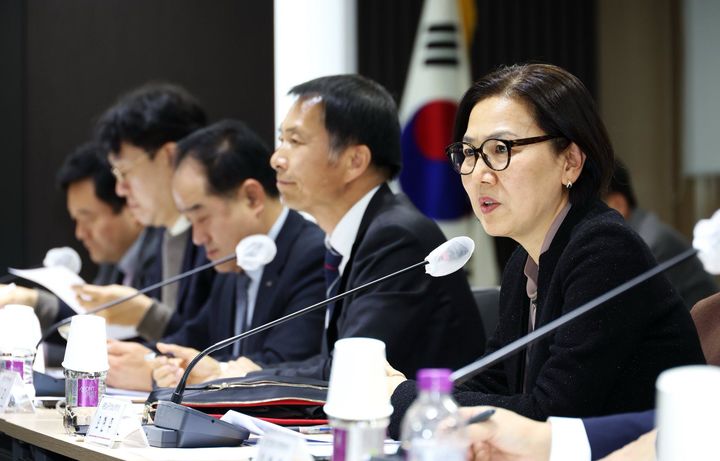 [서울=뉴시스] 최동준 기자 = 오현주 국가안보실 제3차장이 21일 서울 영등포구 중소기업중앙회에서 민관 경제안보 실무 점검회의를 주재하고 있다. (사진=청와대 제공) 2026.01.21. photo@newsis.com *재판매 및 DB 금지