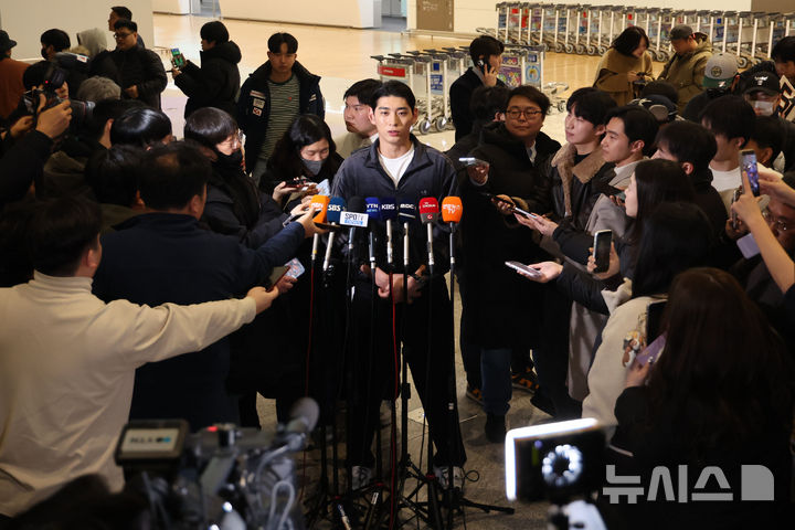 [인천공항=뉴시스] 권창회 기자 = 미국프로야구 메이저리그(MLB) 샌프란시스코 자이언츠 이정후가 21일 인천국제공항 제2여객터미널에서 출국하며 인터뷰하고 있다. 2026.01.21. kch0523@newsis.com