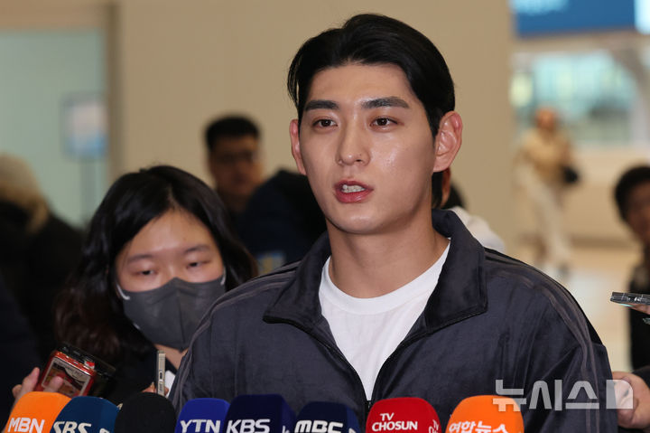 [인천공항=뉴시스] 권창회 기자 = 미국프로야구 메이저리그(MLB) 샌프란시스코 자이언츠 이정후가 21일 인천국제공항 제2여객터미널에서 출국하며 인터뷰하고 있다. 2026.01.21. kch0523@newsis.com