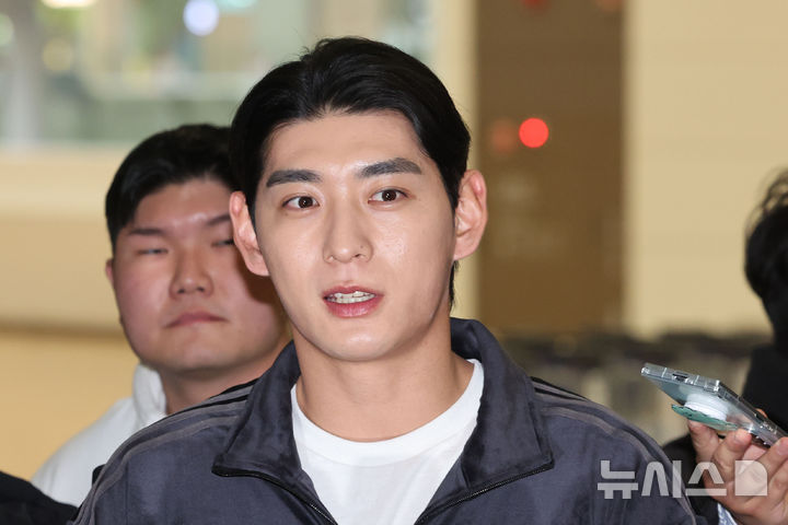 [인천공항=뉴시스] 권창회 기자 = 미국프로야구 메이저리그(MLB) 샌프란시스코 자이언츠 이정후가 21일 인천국제공항 제2여객터미널에서 출국하며 인터뷰하고 있다. 2026.01.21. kch0523@newsis.com