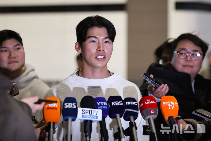 [인천공항=뉴시스] 권창회 기자 = 미국프로야구 메이저리그(MLB) LA다저스 김혜성이 21일 인천국제공항 제2여객터미널에서 출국하며 인터뷰하고 있다. 2026.01.21. kch0523@newsis.com