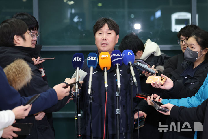 [인천공항=뉴시스] 권창회 기자 = 류지현 대한민국 야구 국가대표팀 감독이 21일 인천국제공항 제1여객터미널을 통해 귀국해 인터뷰 하고 있다. 2026.01.21. kch0523@newsis.com