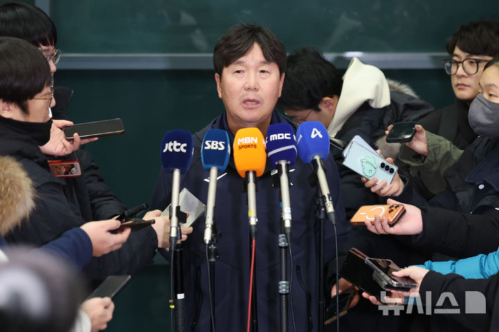 [인천공항=뉴시스] 권창회 기자 = 류지현 대한민국 야구 국가대표팀 감독이 21일 인천국제공항 제1여객터미널을 통해 귀국해 인터뷰 하고 있다. 2026.01.21. kch0523@newsis.com