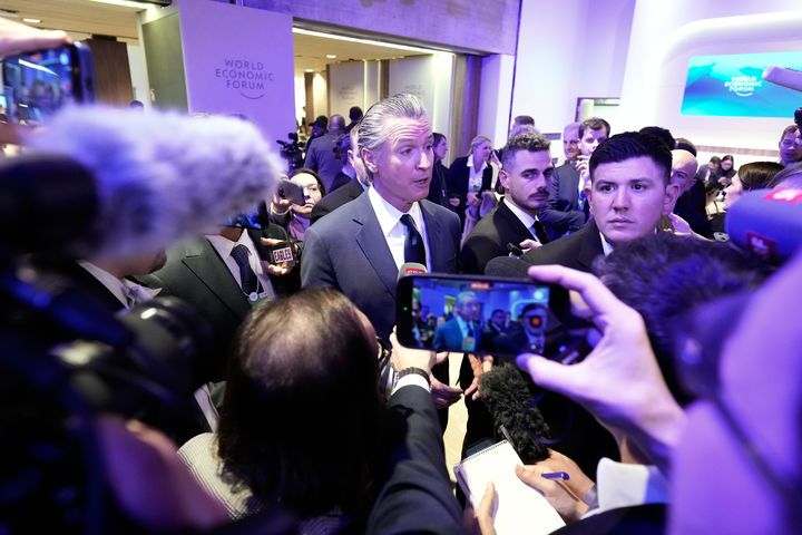 [다보스=AP/뉴시스] 스위스 다보스 포럼에서 21일 도널드 트럼프 대통령의 연설이 끝난 뒤 기자회견하는 개빈 뉴섬 캘리포니아 주지사. 2026. 01. 22.&nbsp; 